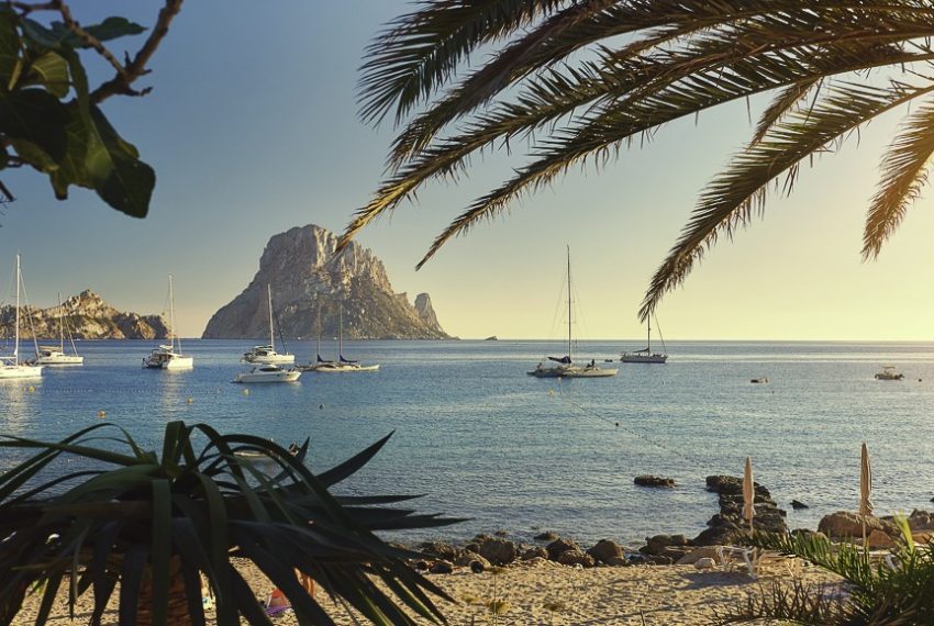 cala-dhort-ibiza-schepen-voor-anker-incentive